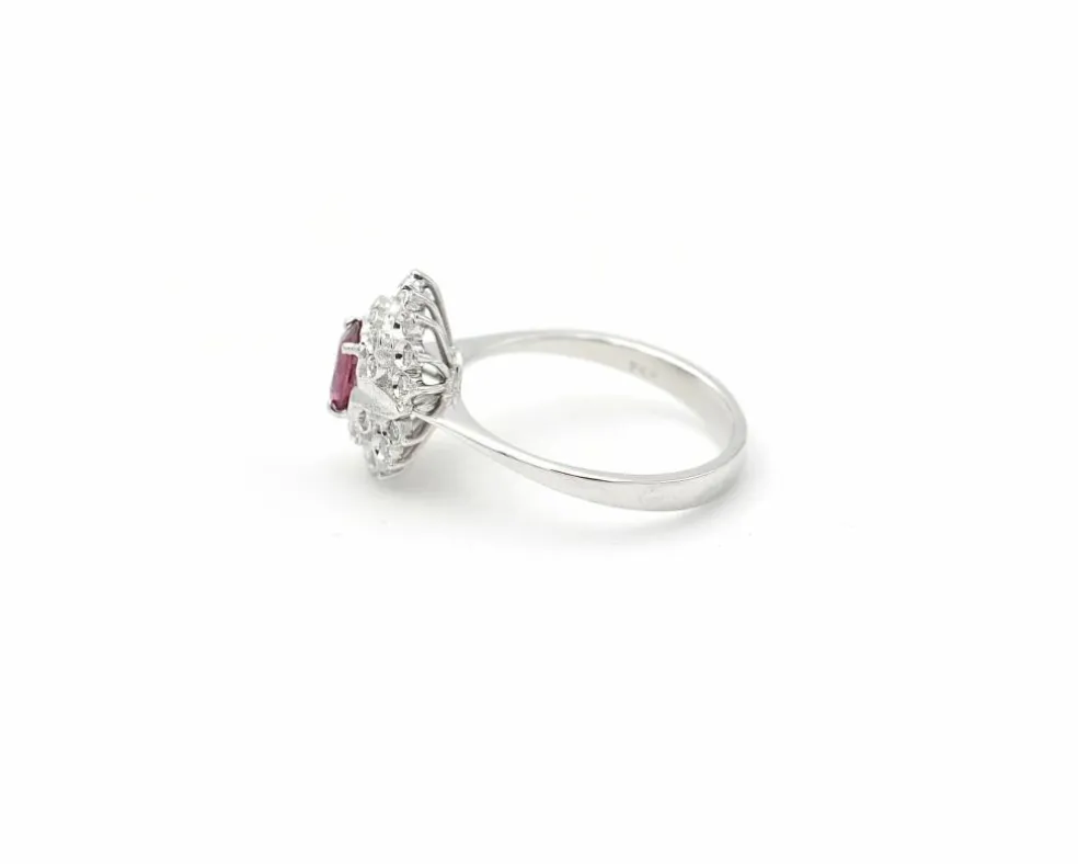 Bague en or blanc avec rubis de 0,70 ct et diamants