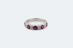 Bague en or blanc avec rubis et diamants