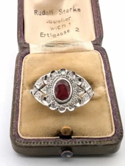 Bague en or blanc avec rubis et diamants