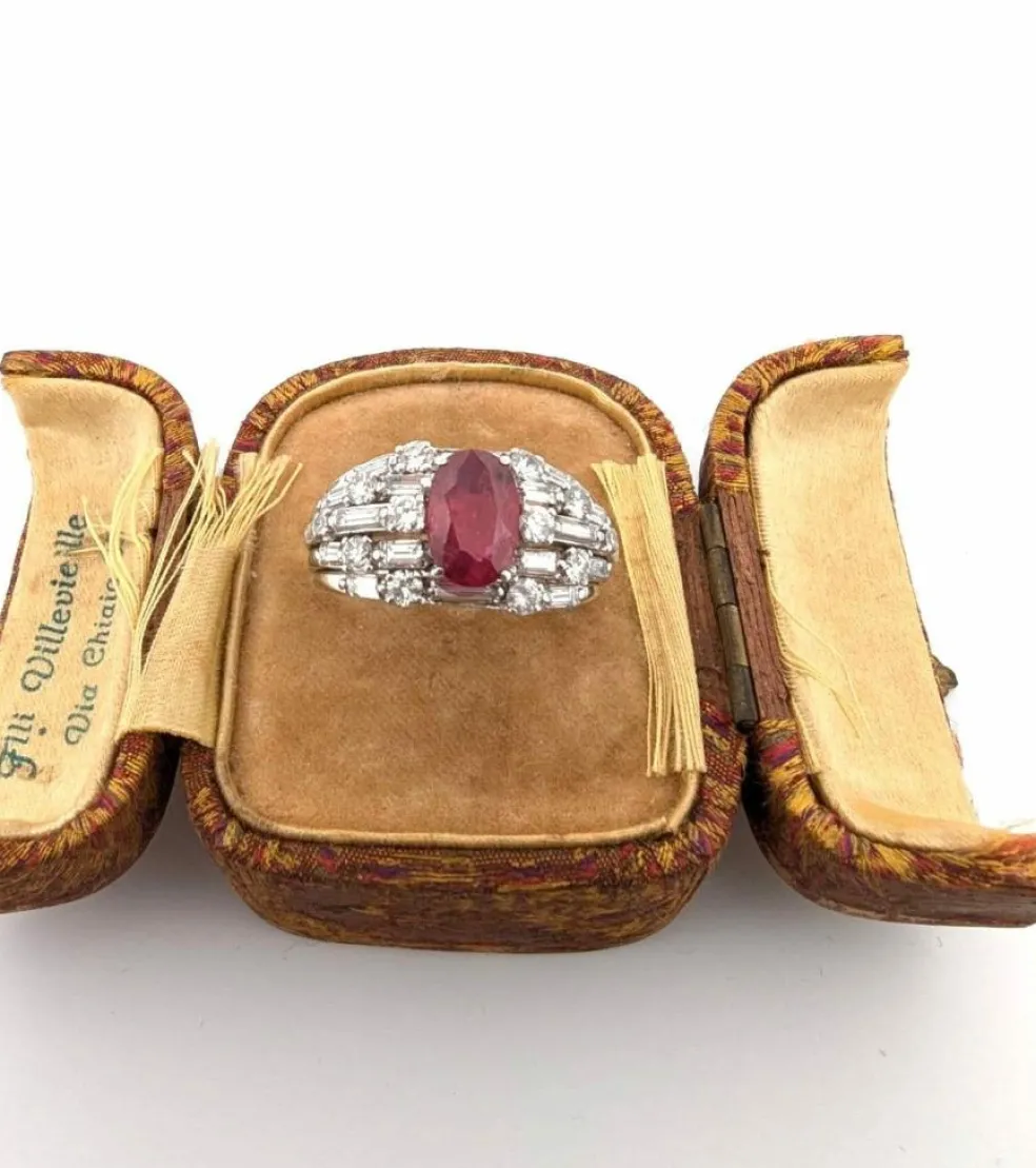 Bague en or blanc avec rubis et diamants