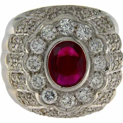 Bague en or blanc avec rubis de 1,05 ct et diamants de 1,84 ct
