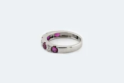 Bague en or blanc avec rubis et diamants