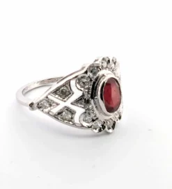 Bague en or blanc avec rubis et diamants