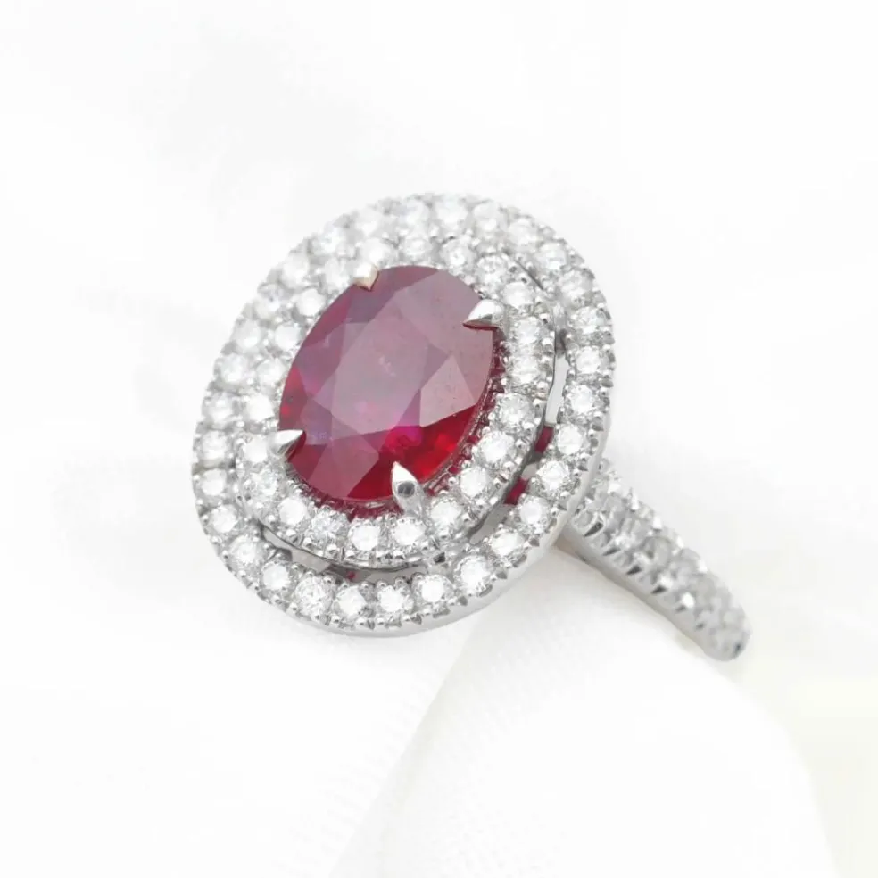Bague en or blanc avec rubis et diamants ct