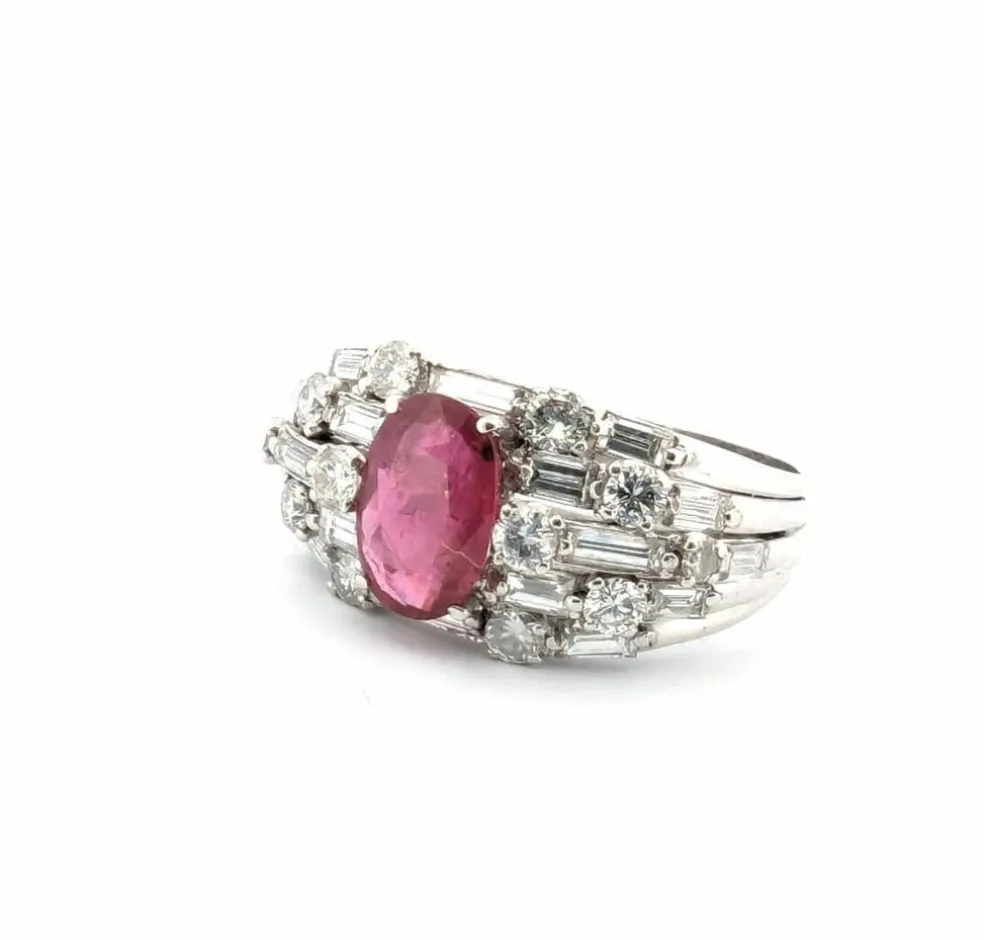 Bague en or blanc avec rubis et diamants