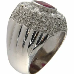 Bague en or blanc avec rubis de 1,05 ct et diamants de 1,84 ct