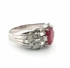 Bague en or blanc avec rubis et diamants