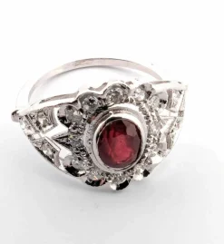 Bague en or blanc avec rubis et diamants