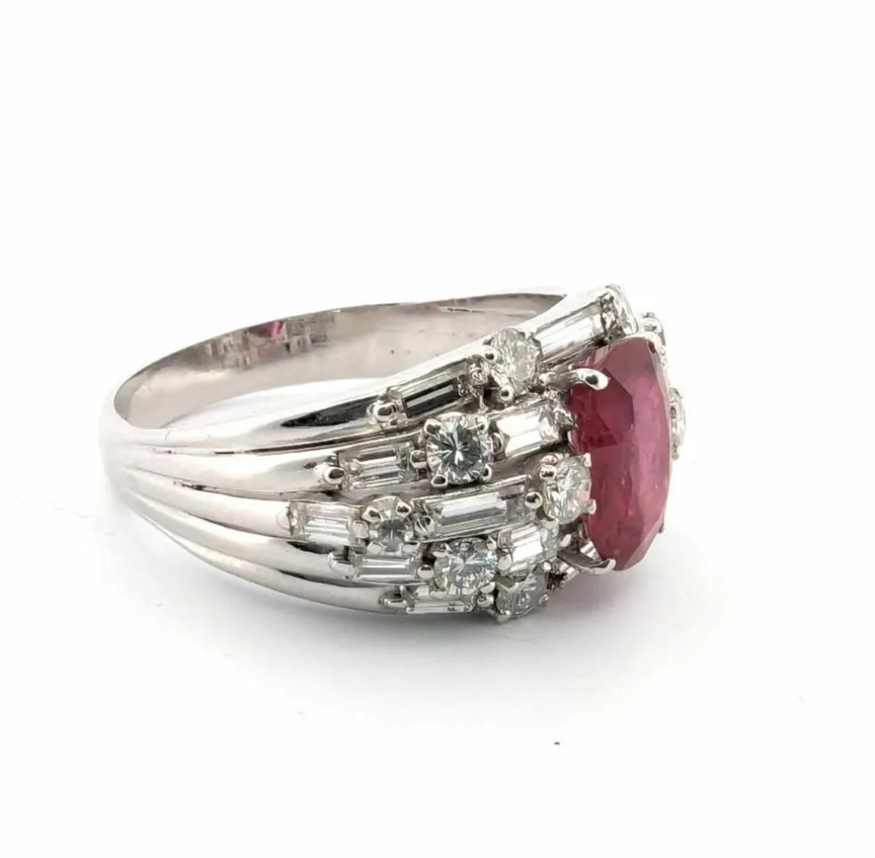Bague en or blanc avec rubis et diamants
