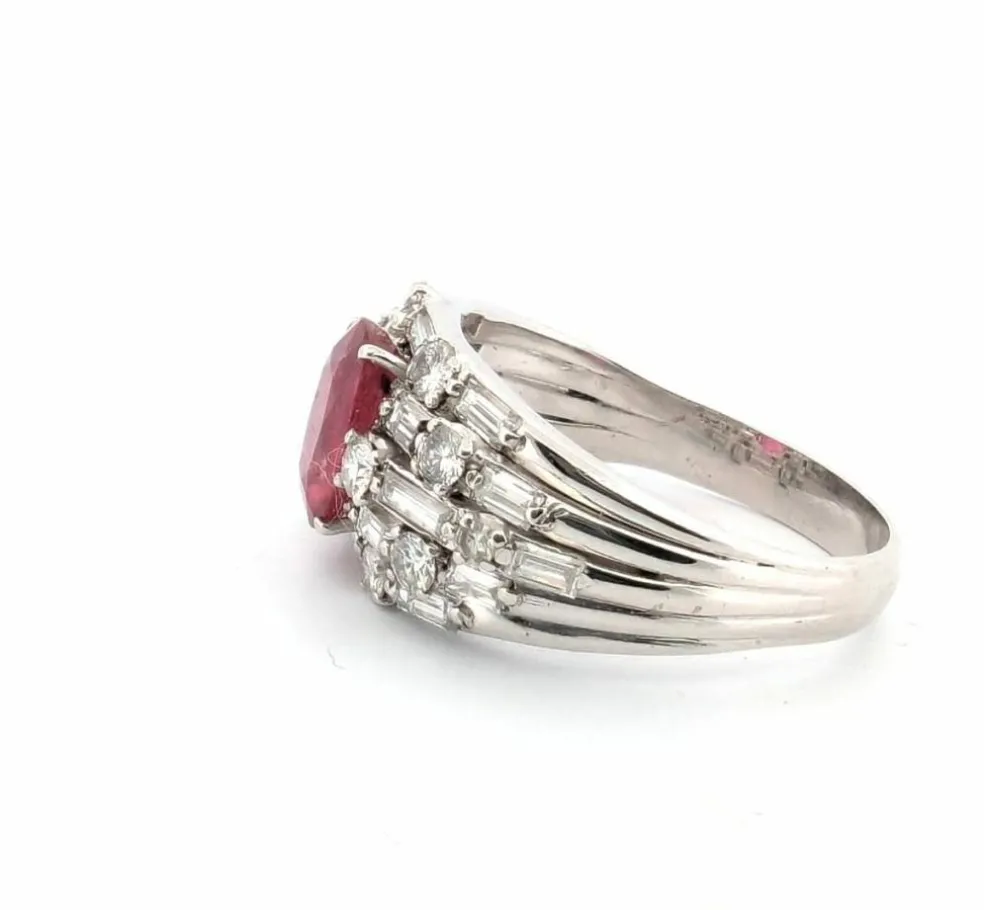 Bague en or blanc avec rubis et diamants