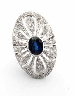 Bague en or blanc avec saphir central et diamants