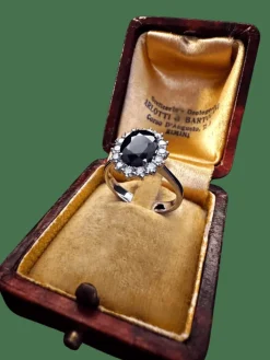 Bague en or blanc avec saphir et diamants