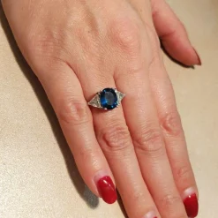 Bague en or blanc avec saphir de 3,40 ct et diamants taille trilliant