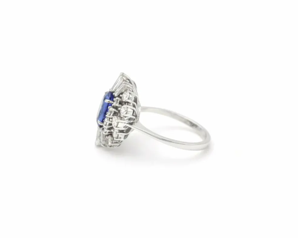 Bague en or blanc avec saphir de Ceylan et diamants