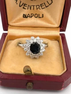 Bague en or blanc avec saphir central et diamants