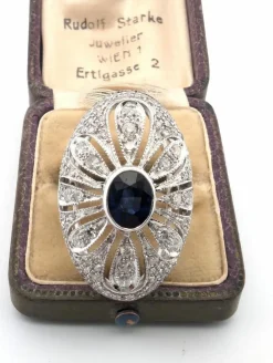 Bague en or blanc avec saphir central et diamants