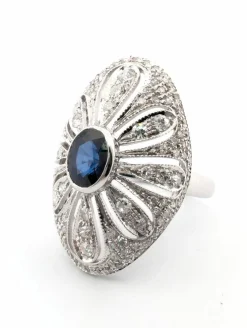 Bague en or blanc avec saphir central et diamants