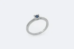 Bague en or blanc avec saphir et diamants
