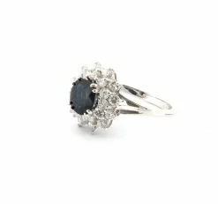Bague en or blanc avec saphir central et diamants