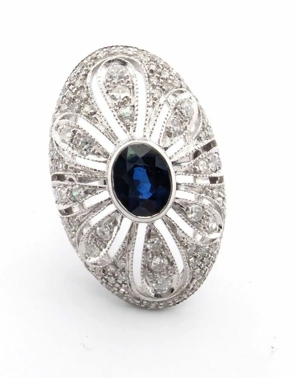 Bague en or blanc avec saphir central et diamants