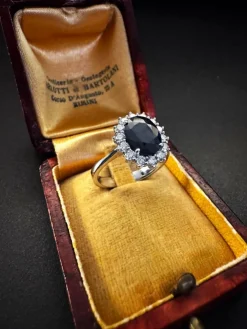 Bague en or blanc avec saphir et diamants
