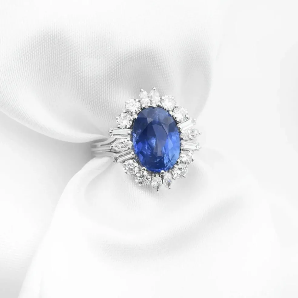 Bague en or blanc avec saphir de Birmanie sans chaleur et diamants
