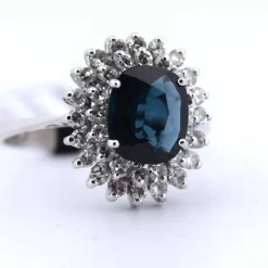 Bague en or blanc avec saphir australien