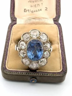 Bague en or blanc avec saphir Celyon et diamants taille Ancienne Mine