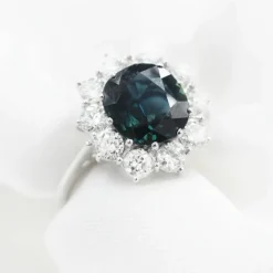 Bague en or blanc avec saphir et diamants 0,70