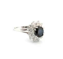 Bague en or blanc avec saphir central et diamants