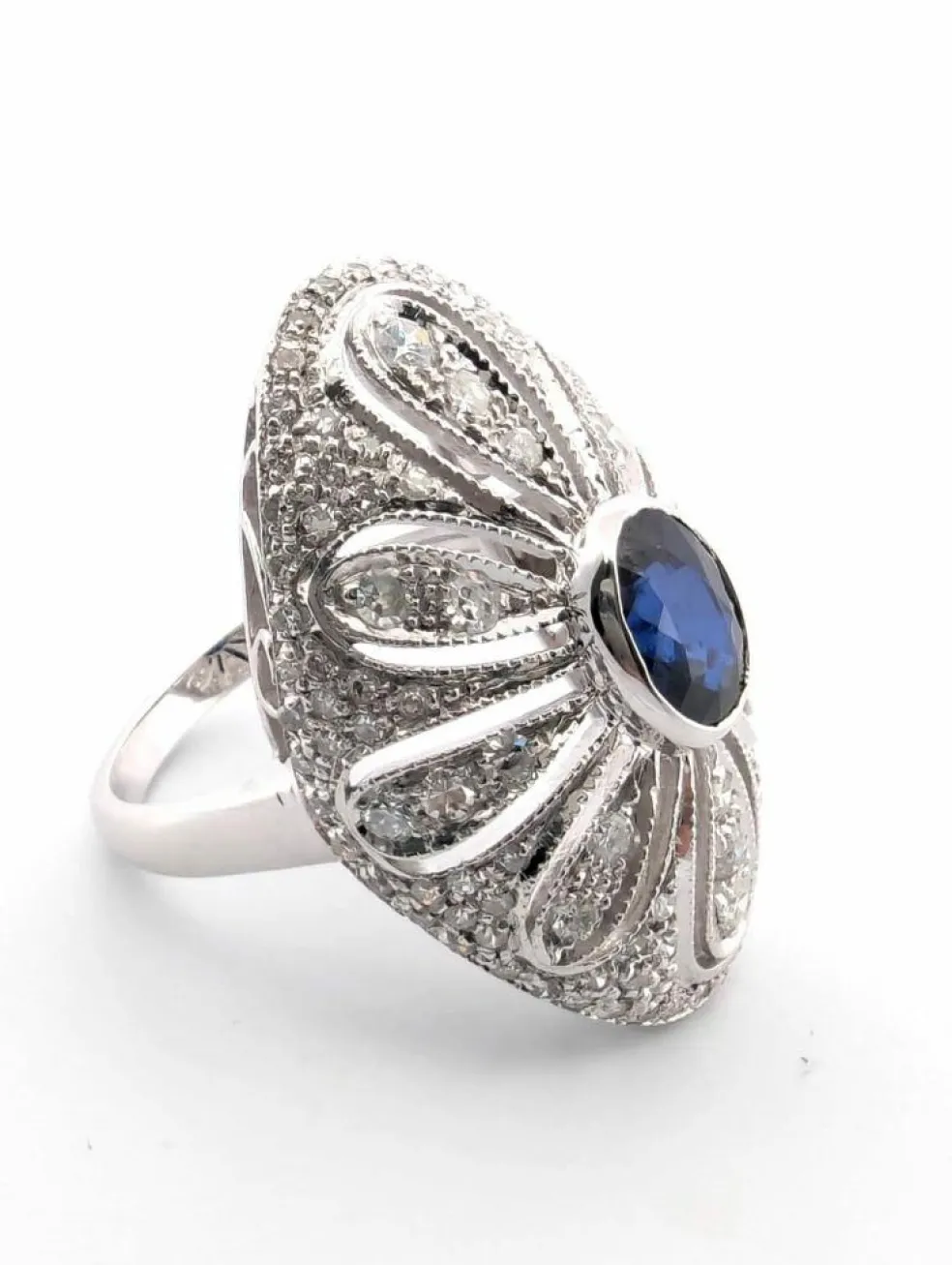 Bague en or blanc avec saphir central et diamants