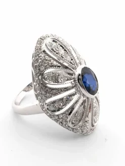 Bague en or blanc avec saphir central et diamants