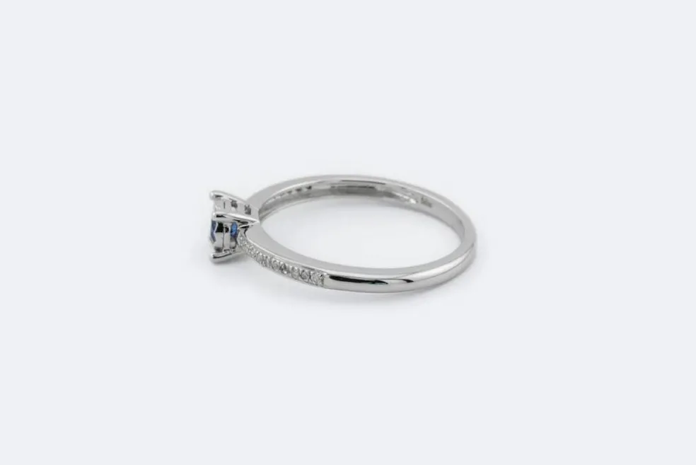 Bague en or blanc avec saphir et diamants