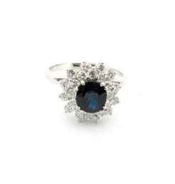Bague en or blanc avec saphir central et diamants