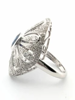 Bague en or blanc avec saphir central et diamants