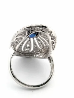 Bague en or blanc avec saphir central et diamants