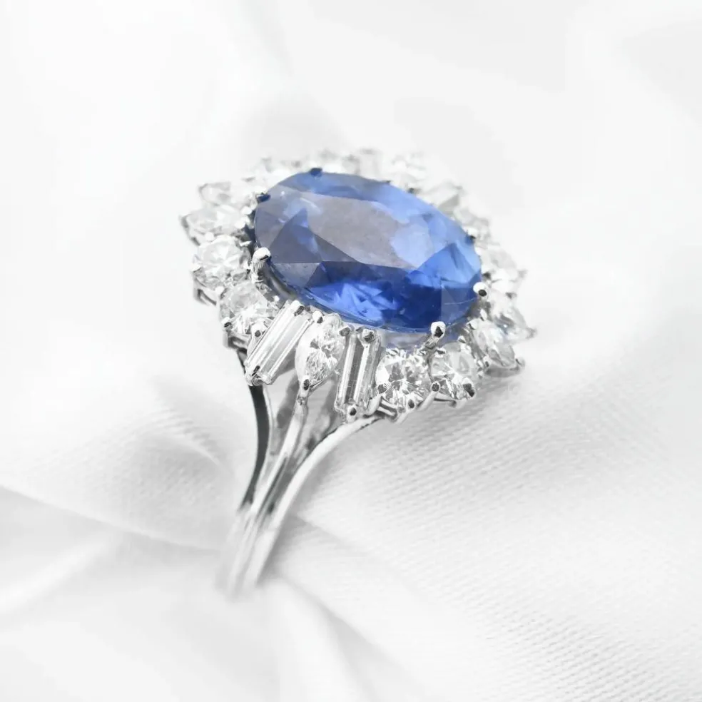 Bague en or blanc avec saphir de Birmanie sans chaleur et diamants