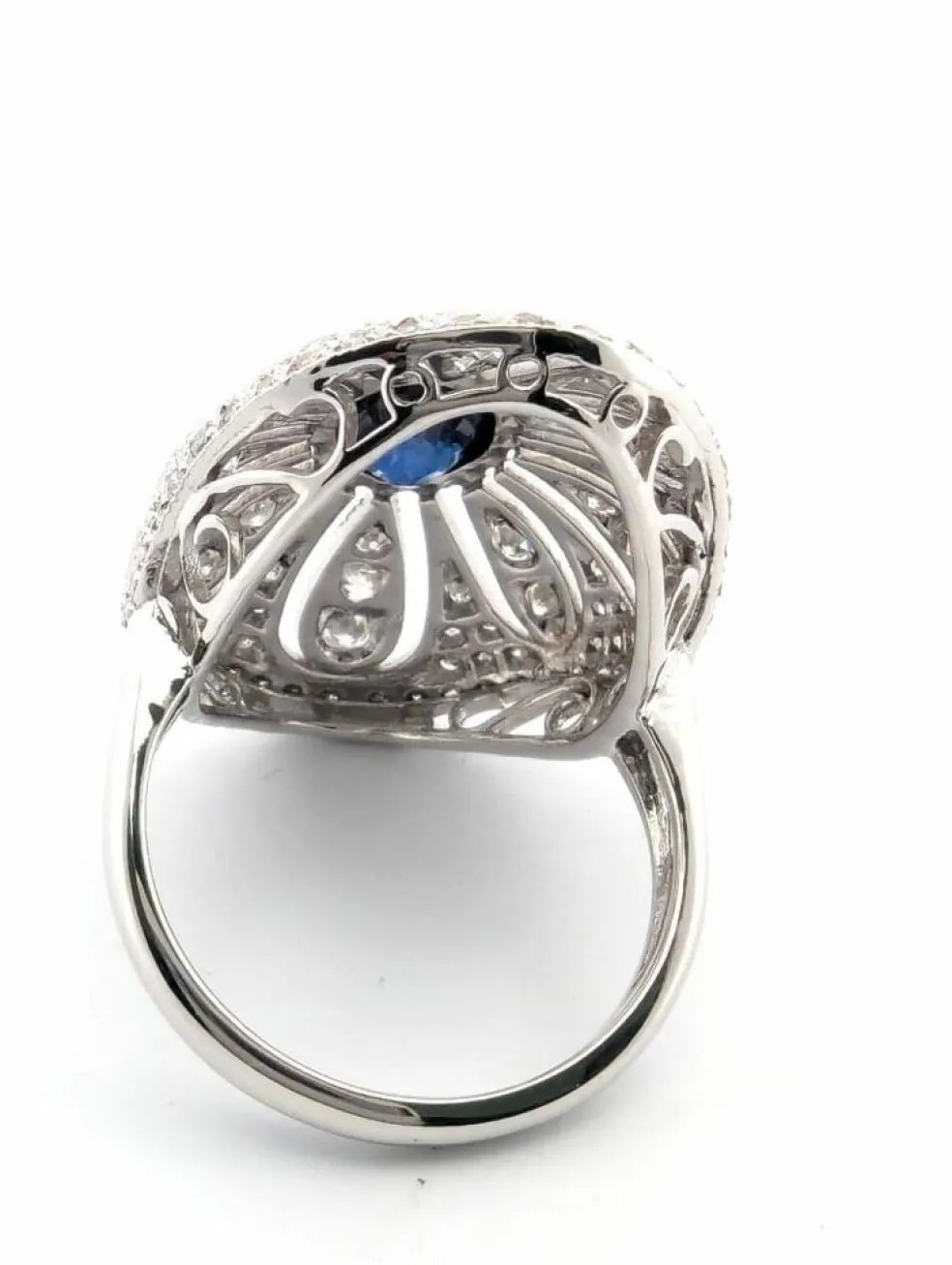 Bague en or blanc avec saphir central et diamants