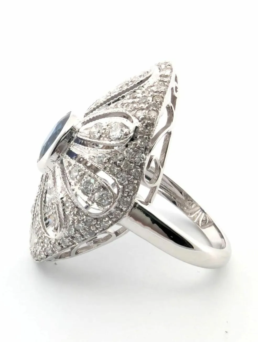 Bague en or blanc avec saphir central et diamants