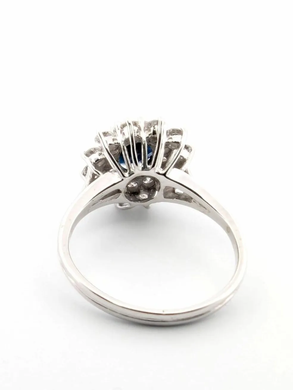 Bague en or blanc avec saphir et diamants