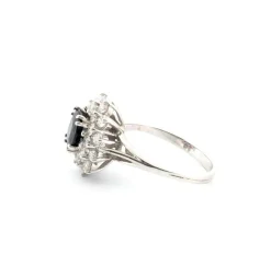 Bague en or blanc avec saphir central et diamants