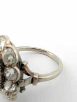 Bague en or blanc avec saphir Celyon et diamants taille Ancienne Mine