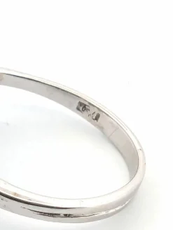 Bague en or blanc avec saphir central et diamants