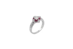 Bague en or blanc avec solitaire, diamants et rubis