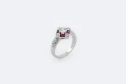 Bague en or blanc avec solitaire, diamants et rubis