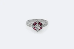 Bague en or blanc avec solitaire, diamants et rubis