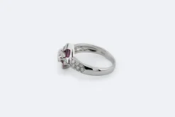 Bague en or blanc avec solitaire, diamants et rubis