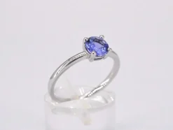 Bague en or blanc avec tanzanite