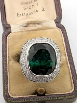 Bague en or blanc avec tourmaline verte et diamants