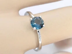 Bague en or blanc avec topaze